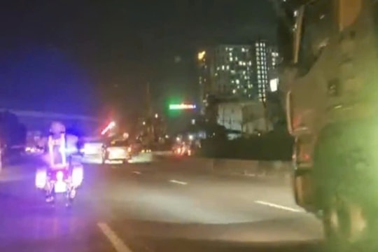 CSGT dùng xe đặc chủng mở đường đưa người dân đi cấp cứu kịp thời