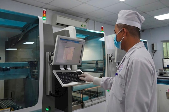 Vận hành hệ thống tự động hóa phòng xét nghiệm