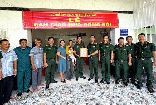 Bàn giao 17 căn nhà đồng đội dịp Quốc khánh