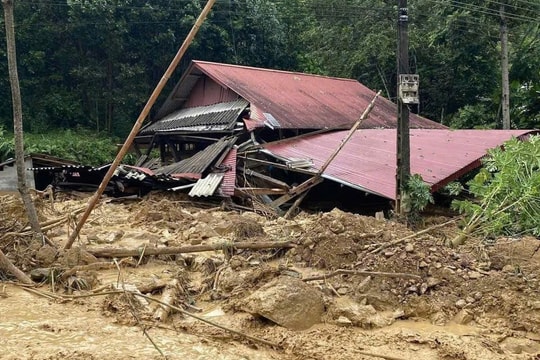 Nhiều địa phương bị cô lập, tan hoang do lũ quét, sạt lở đất