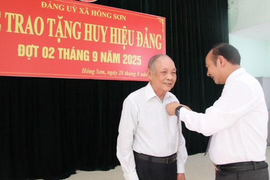 Trao Huy hiệu 60 năm tuổi Đảng cho đảng viên tiêu biểu