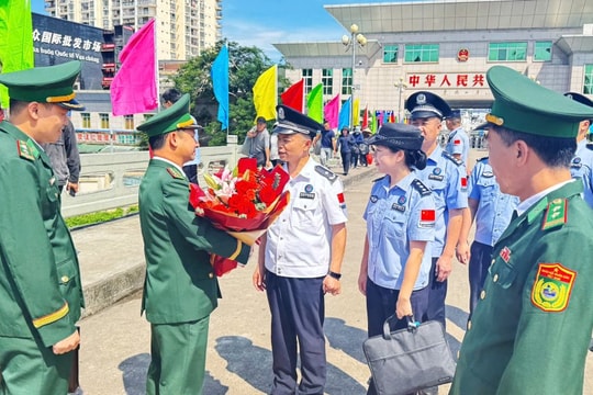 Đoàn Biên phòng Quảng Ninh hội đàm với Chi đội quản lý biên giới Phòng Thành Cảng (Trung Quốc)