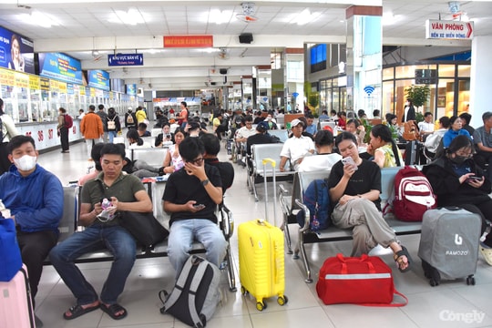 Sân bay, bến xe TP.HCM tấp nập trước kỳ nghỉ lễ