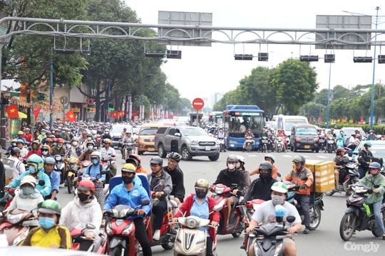 Người dân rời TP.HCM về quê, xe nối đuôi "rồng rắn" trên đường