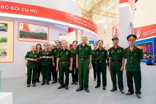 Xúc động khoảnh khắc nhiều thế hệ cùng nhau chiêm ngưỡng thành tựu của đất nước