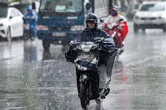 Người dân Hà Nội háo hức chờ tổng duyệt diễu binh, dự báo có mưa dông bất ngờ