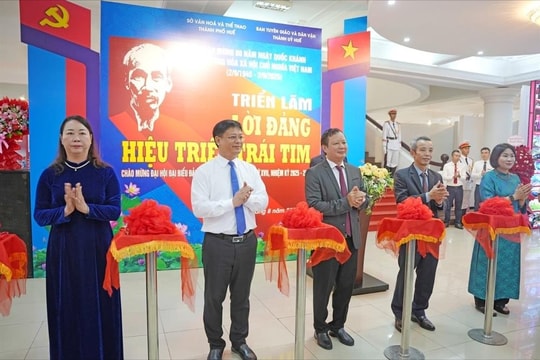 Khai mạc triển lãm “Lời Đảng hiệu triệu trái tim” tại TP Huế
