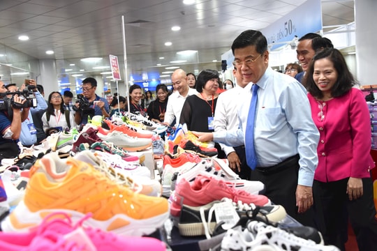 Người dân TP.HCM hào hứng mua sắm dưới lòng đất