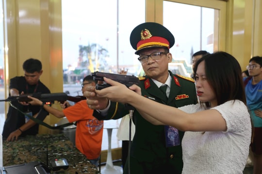 Trải nghiệm bắn súng tại gian trưng bày của Bộ Quốc phòng