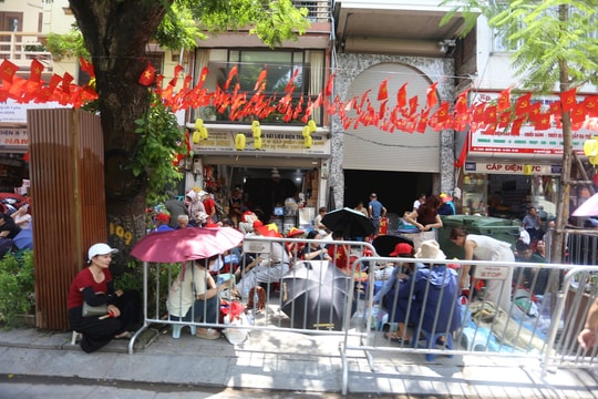 Hình ảnh người dân quyết định thức trọn đêm giữ chỗ chờ xem tổng duyệt A80