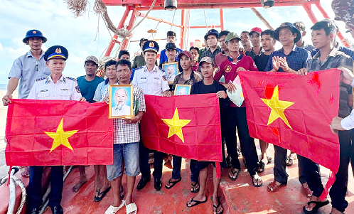 Một số giải pháp nâng cao hoạt động công tác Đảng, công tác chính trị trong chống khai thác IUU