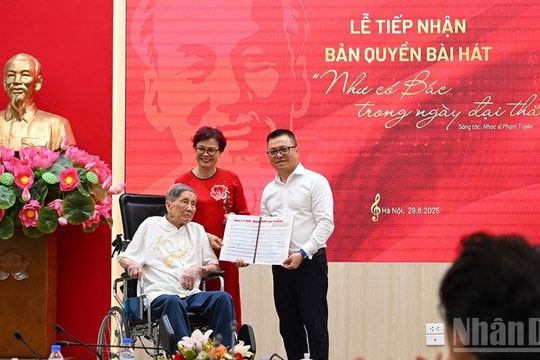 Nhạc sĩ Phạm Tuyên trao tặng ca khúc “Như có Bác trong ngày đại thắng” cho Báo Nhân Dân
