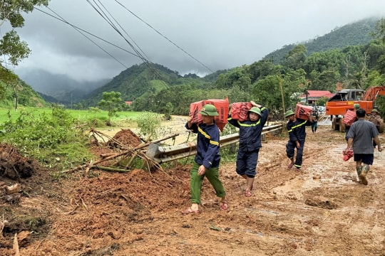 Thông tuyến lên vùng biên, đưa nhu yếu phẩm vào hỗ trợ người dân