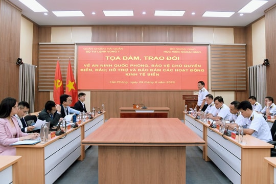 Vùng 1 Hải quân chia sẻ nhiệm vụ huấn luyện, bảo vệ ngư dân với Học viện Ngoại giao