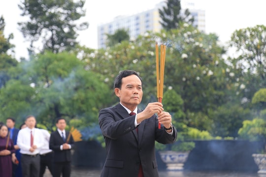 Bí thư TP.HCM Trần Lưu Quang và đoàn đại biểu dâng hương tưởng niệm Anh hùng liệt sĩ