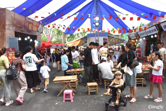 Thảo Cầm Viên, Metro TP.HCM đông đúc dịp lễ