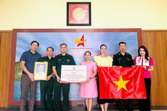 Hàng nghìn lá cờ Tổ quốc đến với Đảo Trần, tiếp thêm sức mạnh nơi đầu sóng