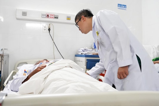 Người đàn ông 58 tuổi bị áp xe gan do nuốt xương