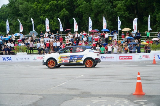 Hàng nghìn khán giả đội mưa xem đua ô tô tại Quảng trường Hàm Rồng