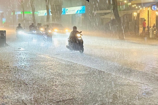 Cả nước nhiều nơi mưa lớn, nguy cơ lũ quét sạt lở đất