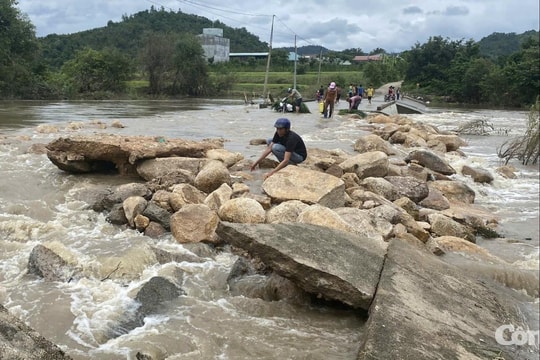 Mưa lớn gây ngập ngầm tràn, sạt lở khiến 341 hộ dân bị cô lập