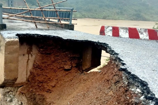 Mưa lớn gây sạt lở mố cầu bắc qua sông Lam