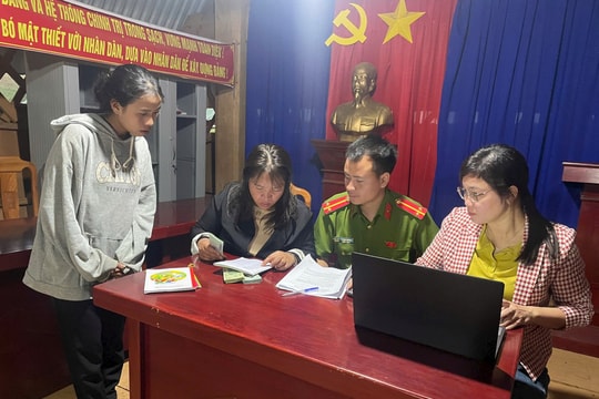 Đồng bào Xơ Đăng phấn khởi nhận quà từ Đảng, Nhà nước