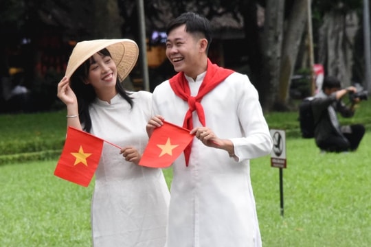 Lễ 2/9, giới trẻ TP.HCM kéo nhau đến Dinh Thống Nhất chụp hình