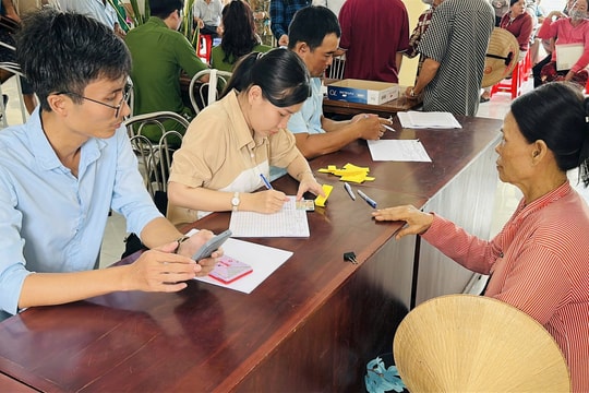 Cán bộ xã làm xuyên ngày nghỉ để phát quà Quốc khánh cho người dân