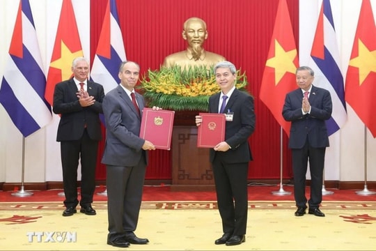 Tổng Bí thư và Chủ tịch nước Cuba chứng kiến Lễ trao văn kiện hợp tác hai nước