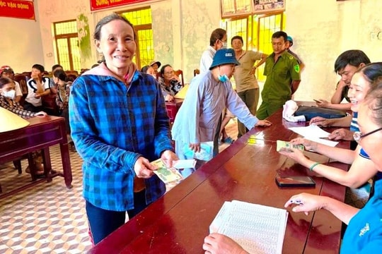 Niềm vui rạng ngời của người dân khi đón nhận quà Tết Độc lập