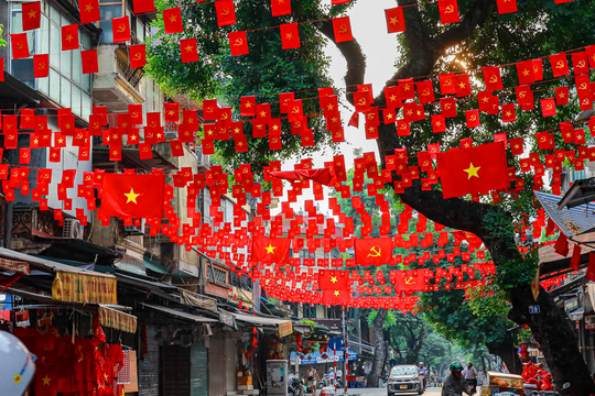 Hà Nội rực rỡ sắc đỏ thiêng liêng