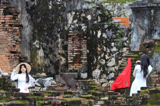 Di tích Nhà tù Sơn La - “Địa chỉ đỏ” của giới trẻ dịp Tết Độc lập