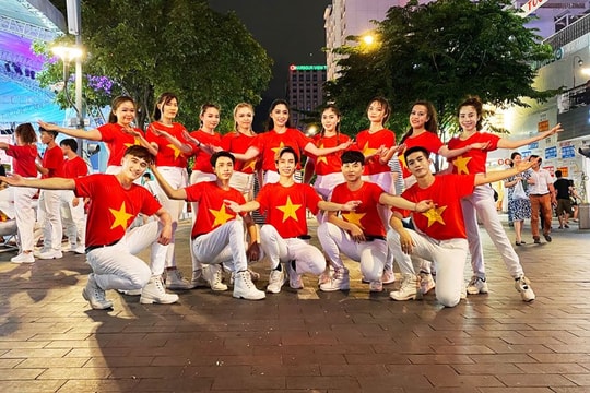 Người Việt chi hơn 13 tỷ đồng mua quần áo, phụ kiện in cờ Tổ quốc