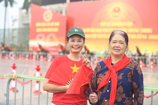 Người dân hào hứng tạo dáng, chụp ảnh bên dàn pháo lễ