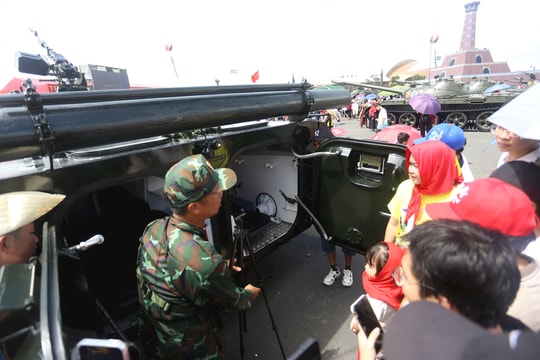 Dòng người háo hức nối dài trước gian trưng bày của Bộ Quốc phòng