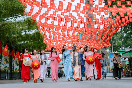 Núi Bà Đen nhuộm cờ đỏ sao vàng dịp Quốc khánh