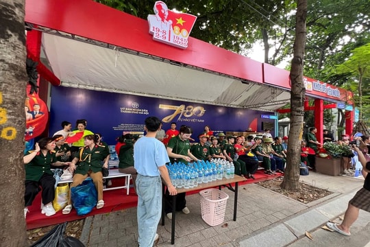 Vận hành 15 Trạm khách A80 giúp “người yếu thế” xem diễu binh ngoài trời