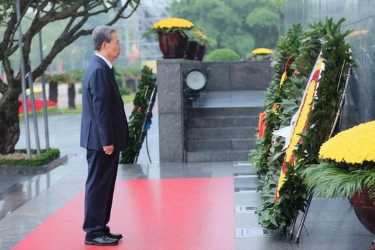 Ủy viên trưởng Nhân đại toàn quốc Trung Quốc viếng Chủ tịch Hồ Chí Minh