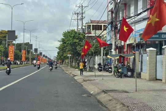 Khắp nẻo đường Vĩnh Long rực rỡ sắc cờ Tổ quốc