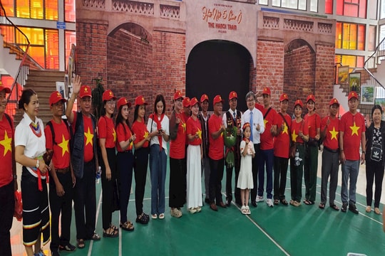 Phó Chủ tịch UBND TP. Hà Nội Trương Việt Dũng đón các đoàn đại biểu về dự kỷ niệm 80 năm Quốc khánh 2/9