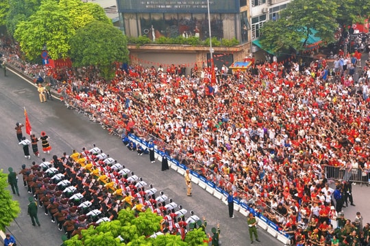 Khoảnh khắc đẹp "đi giữa lòng nhân dân" trong lễ diễu binh, diễu hành