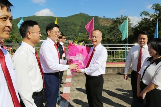 Đoàn đại biểu khu Phòng Thành (Trung Quốc) chúc mừng xã Hoành Mô nhân dịp Quốc khánh 2/9