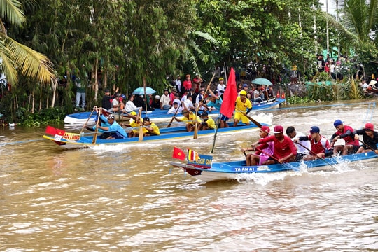 Sôi động giải bơi đua vỏ lãi mừng 80 năm Quốc khánh
