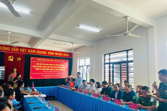 Thắt chặt tình đoàn kết Việt - Lào tại biên giới Quảng Trị