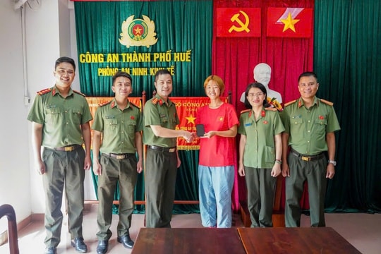 Công an TP Huế trao trả tài sản cho nữ sinh viên Nhật Bản đánh rơi
