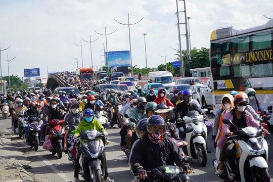 Người dân “rồng rắn” quay trở lại TP.HCM sau kỳ nghỉ lễ 2/9