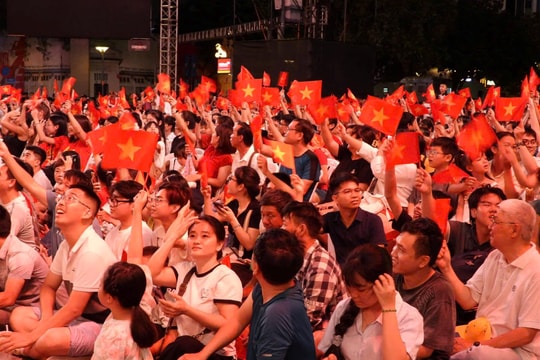 Người dân "đội mưa" xem chương trình nghệ thuật ở 3 điểm cầu TP.HCM