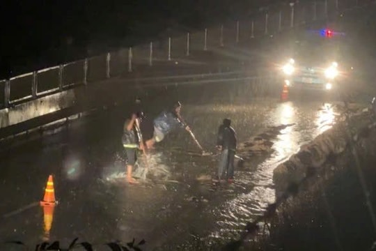 Giải phóng kịp thời đất cát và nước đọng trên Cao tốc Vĩnh Hảo - Phan Thiết