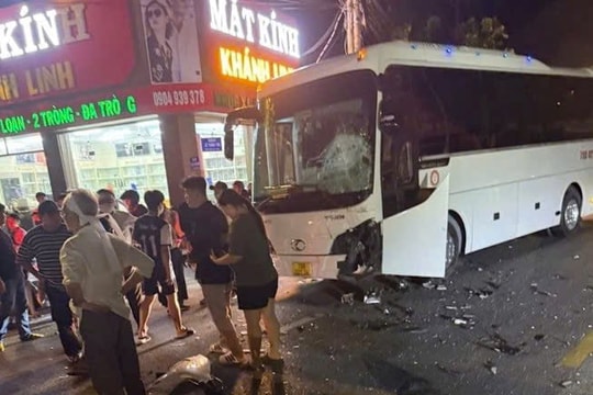 Xe máy và ô tô khách va chạm khiến người đàn ông tử vong